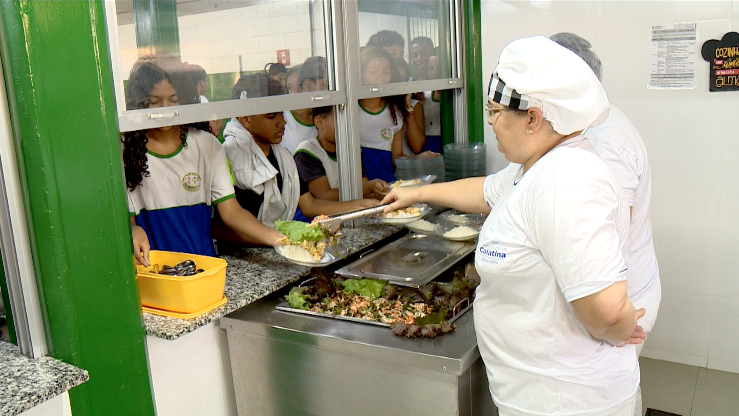 Alunos comem verduras que produziram na merenda escolar em Colatina
