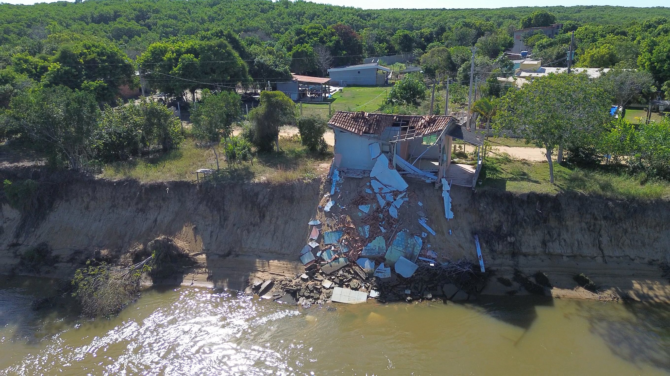 Nos últimos anos, a erosão destruiu diversas casas na comunidade de Barreiras.