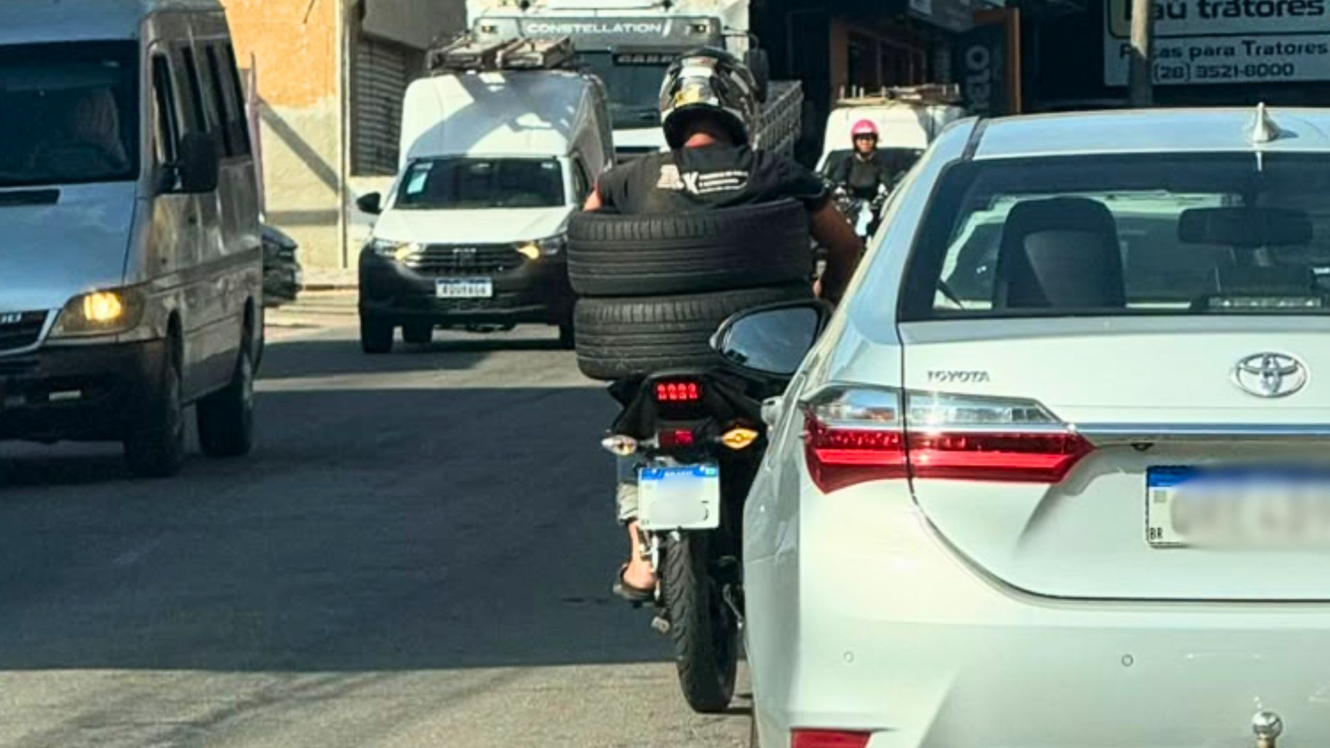 Motociclista foi visto com pneus ao redor da cintura e usando chinelos ao pilotar moto em Cachoeiro