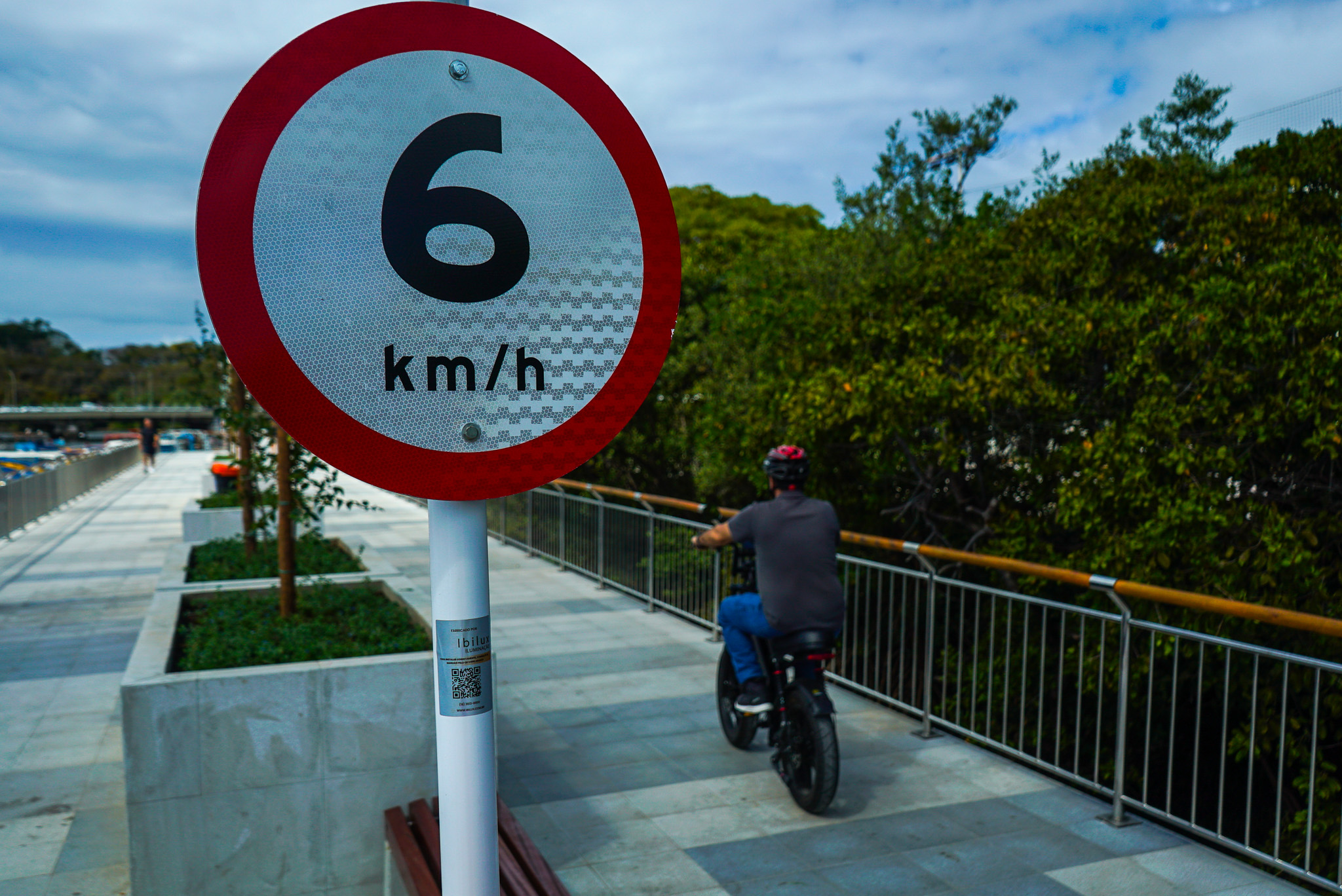 Sinalização para pedestres e ciclistas na nova Orla do Canal de Camburi