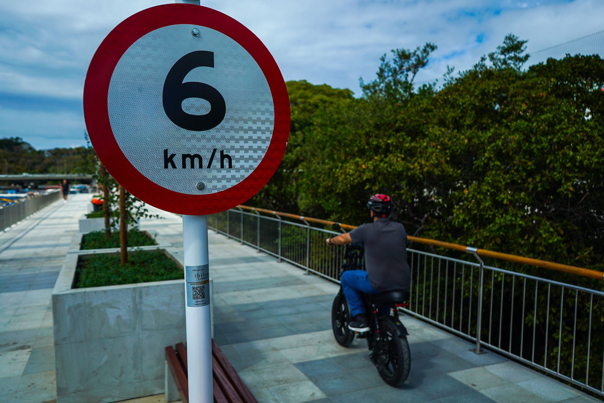 Sinalização para pedestres e ciclistas na nova Orla do Canal de Camburi
