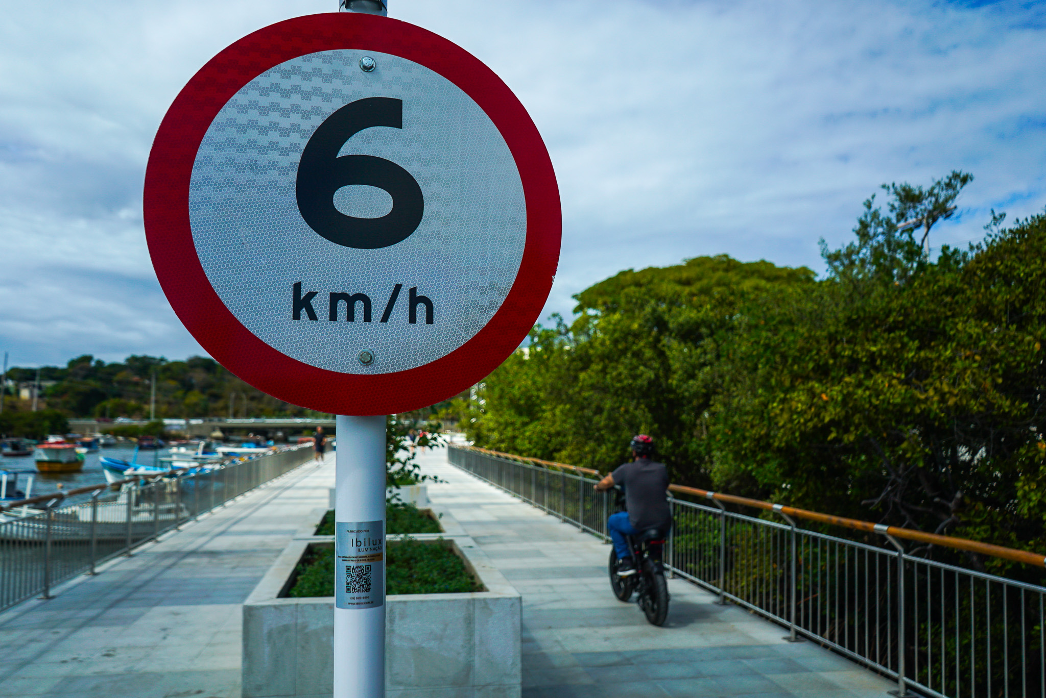 Sinalização para pedestres e ciclistas na nova Orla do Canal de Camburi