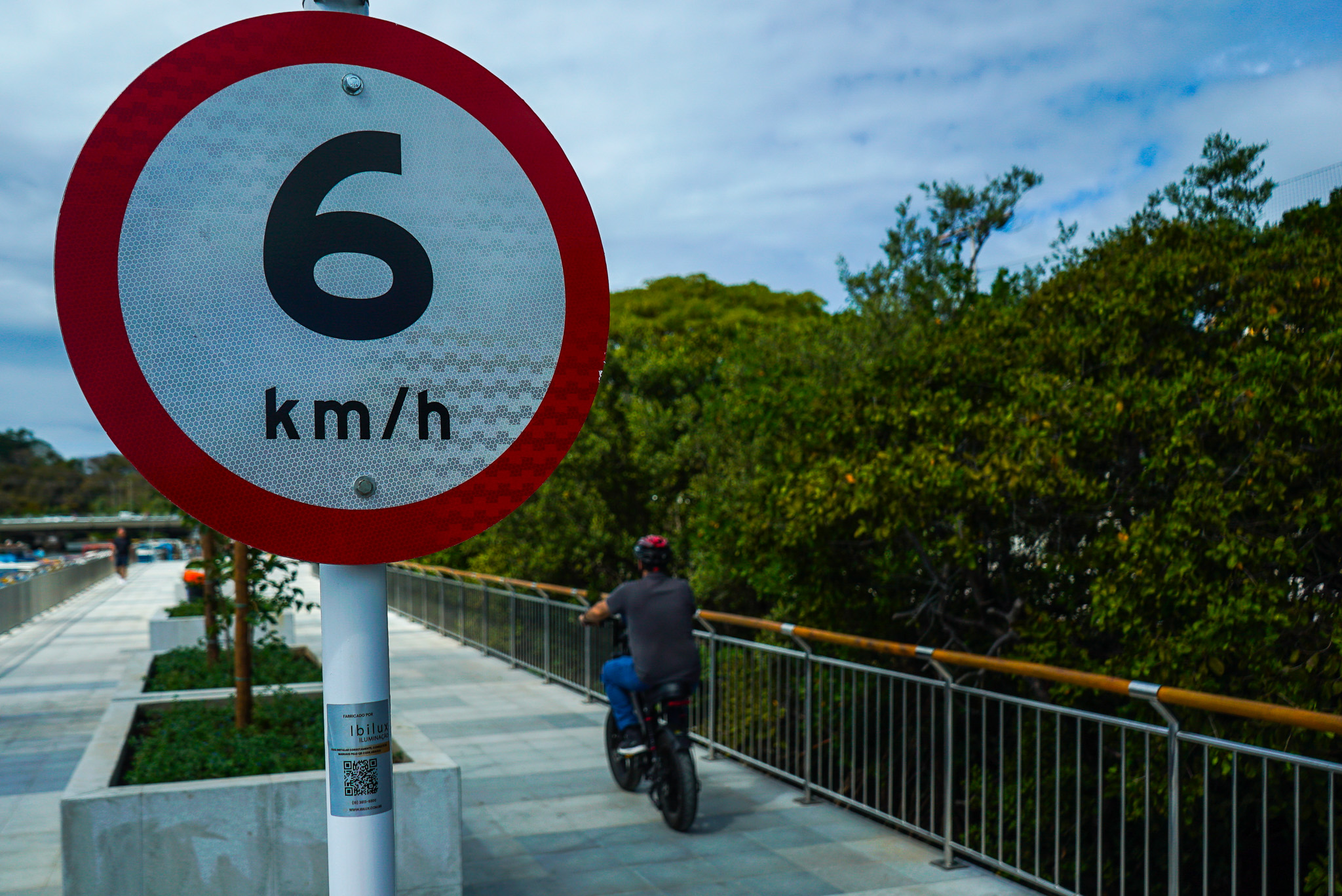 Sinalização para pedestres e ciclistas na nova Orla do Canal de Camburi