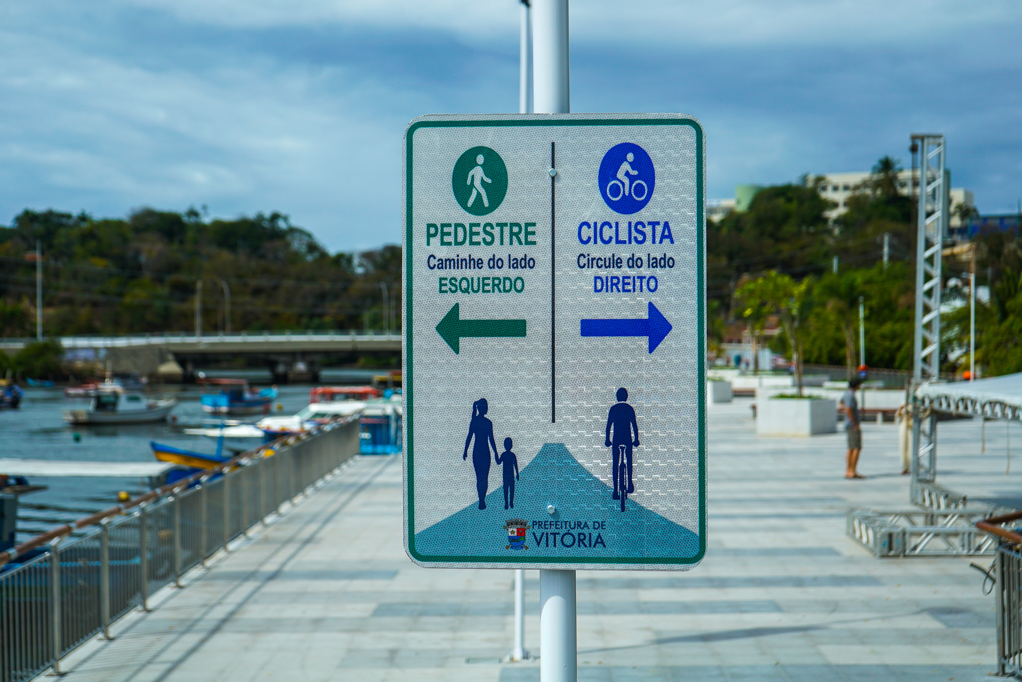 Sinalização para pedestres e ciclistas na nova Orla do Canal de Camburi