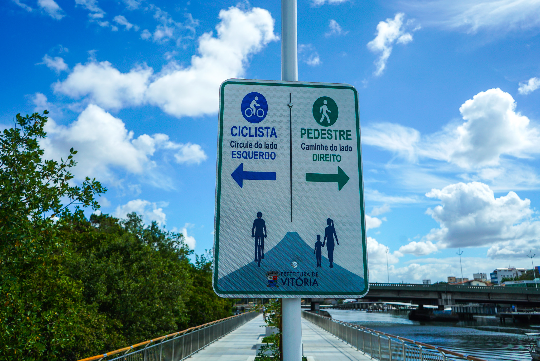 Sinalização para pedestres e ciclistas na nova Orla do Canal de Camburi