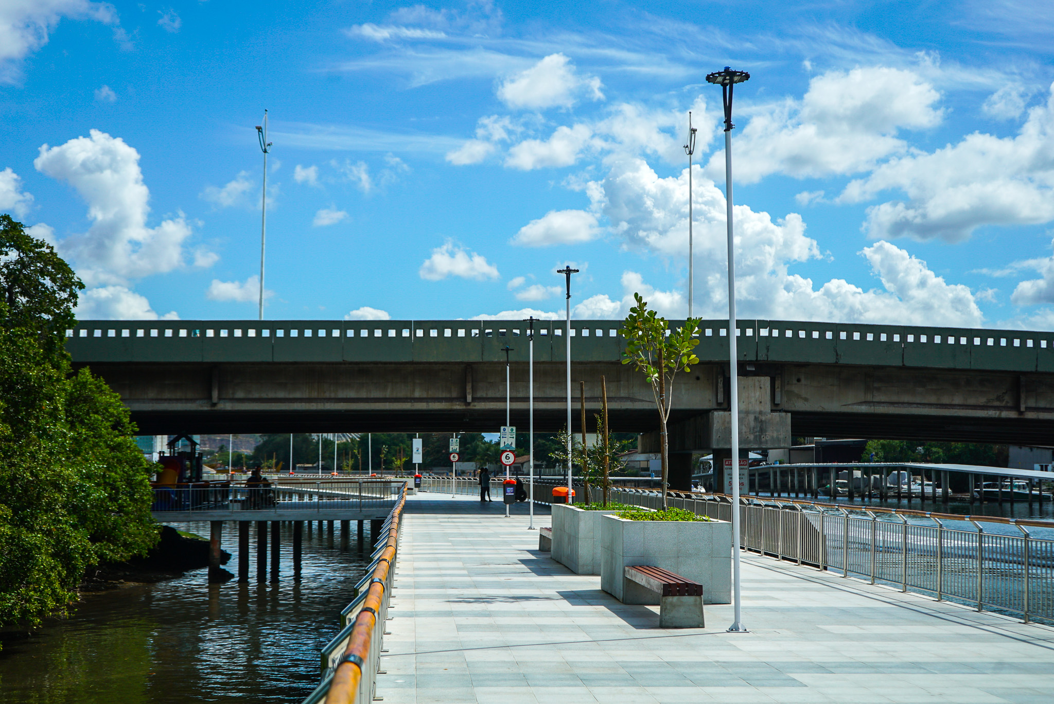 Sinalização para pedestres e ciclistas na nova Orla do Canal de Camburi
