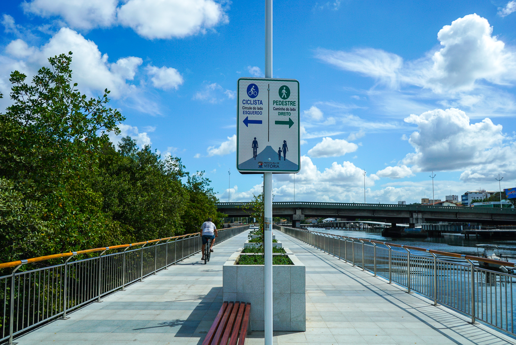 Sinalização para pedestres e ciclistas na nova Orla do Canal de Camburi