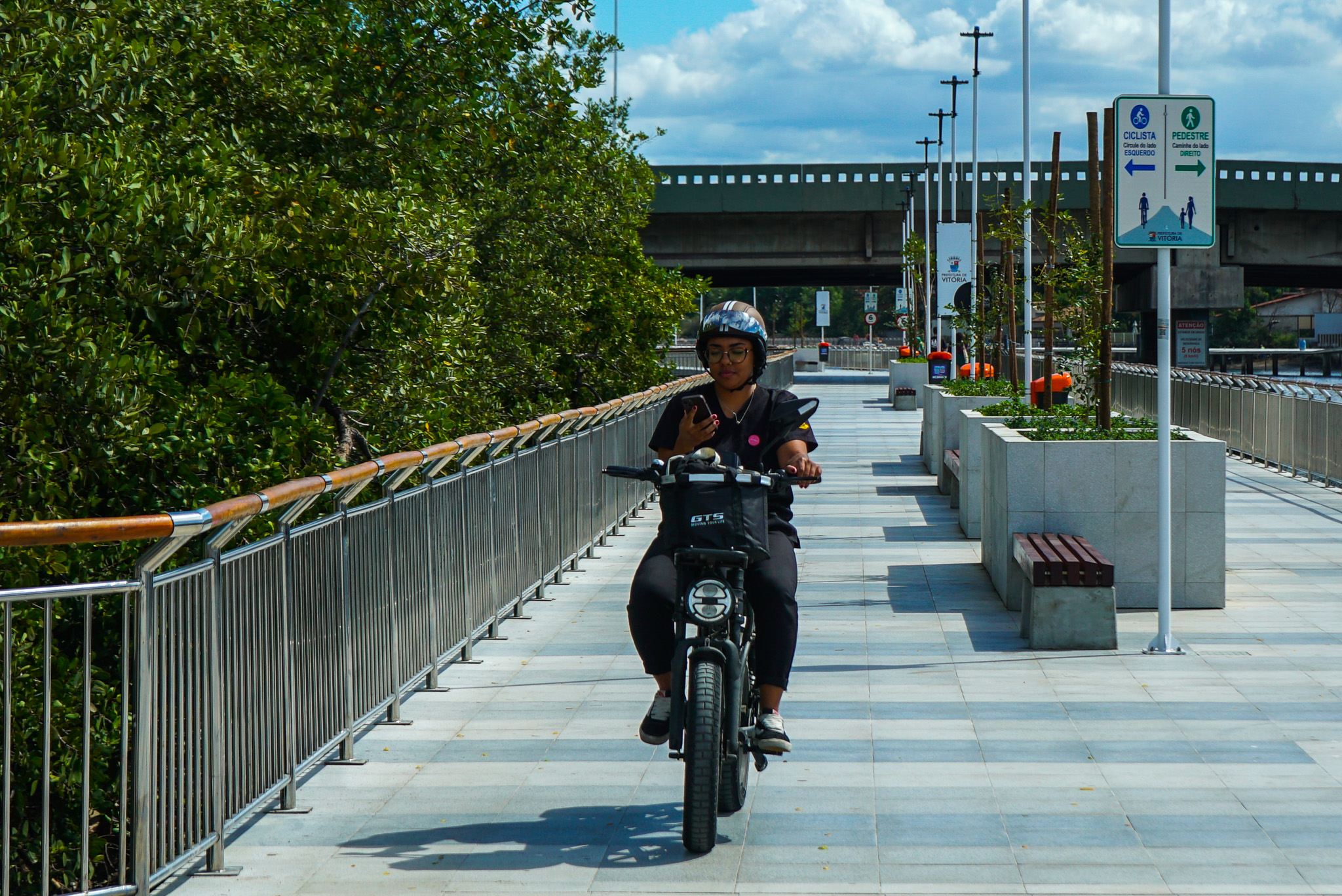 Sinalização para pedestres e ciclistas na nova Orla do Canal de Camburi