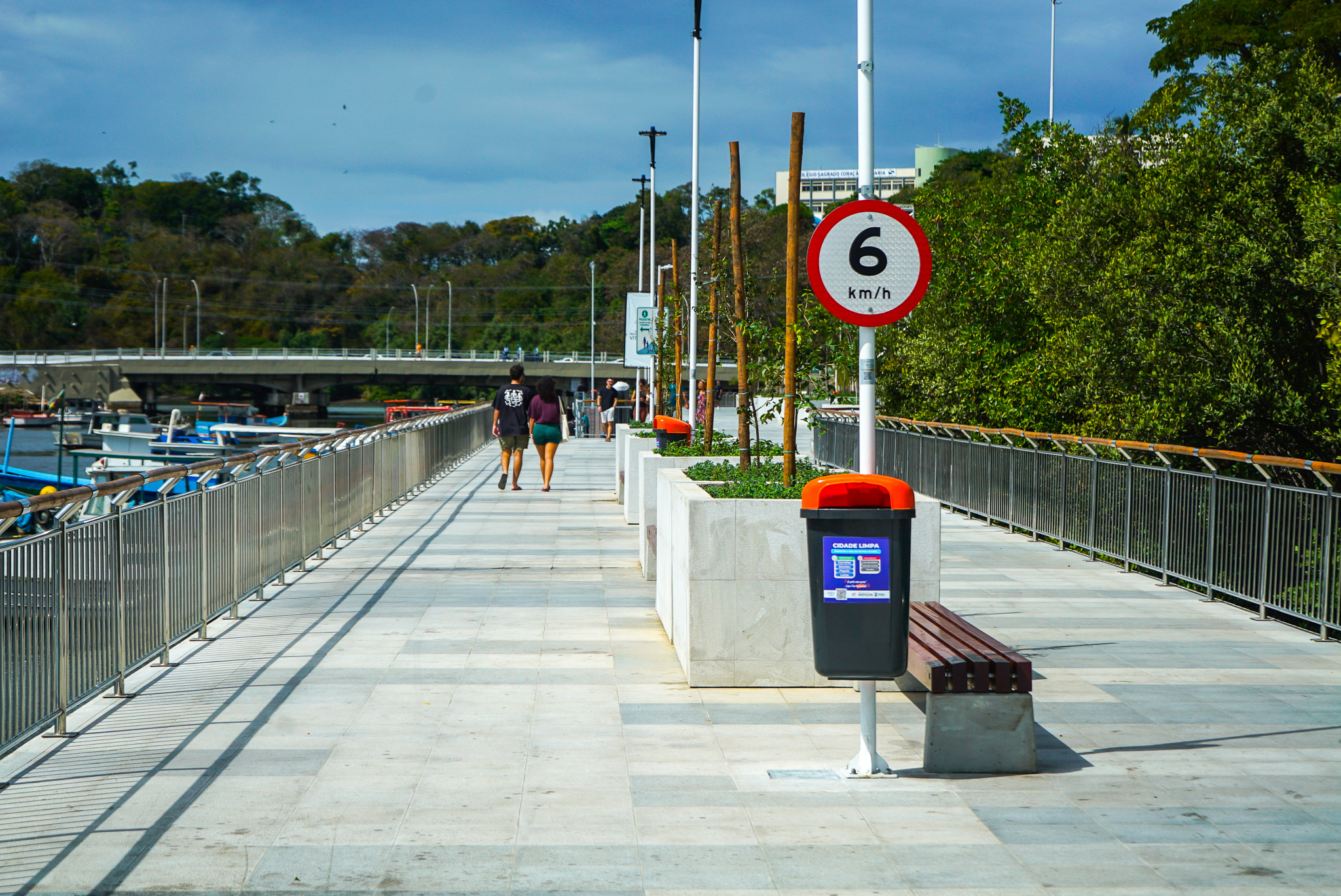 Sinalização para pedestres e ciclistas na nova Orla do Canal de Camburi