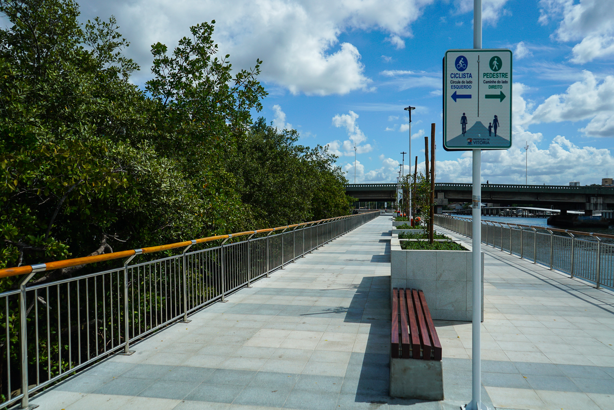 Sinalização para pedestres e ciclistas na nova Orla do Canal de Camburi