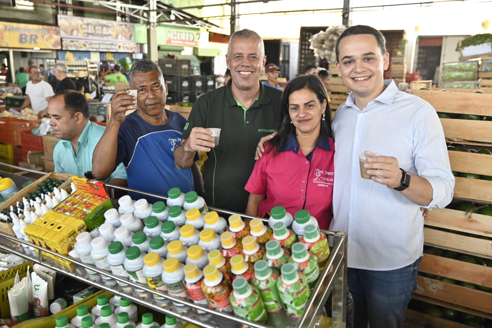 Ao centro, Evair de Melo; no canto direito, Pazolini. Ambos visitam feira livre. Foto: Divulgação