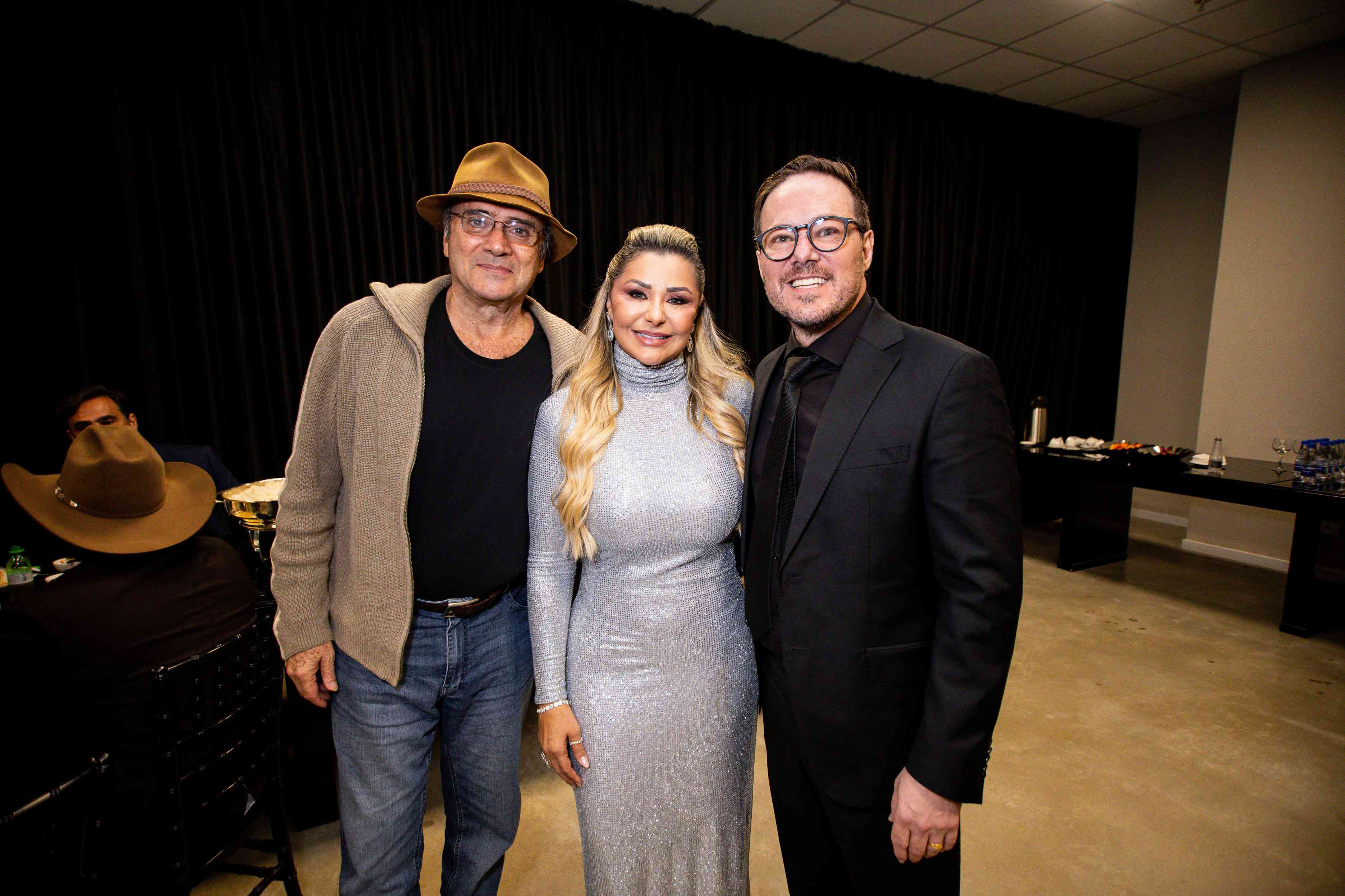O cantor Almir Sater e o casal Juliana e Márcio Mendes