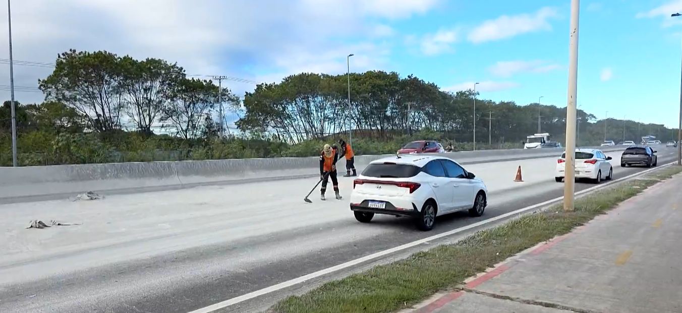 Bombeiros limpam cimento que caiu na pista da Rodovia das Paneleiras