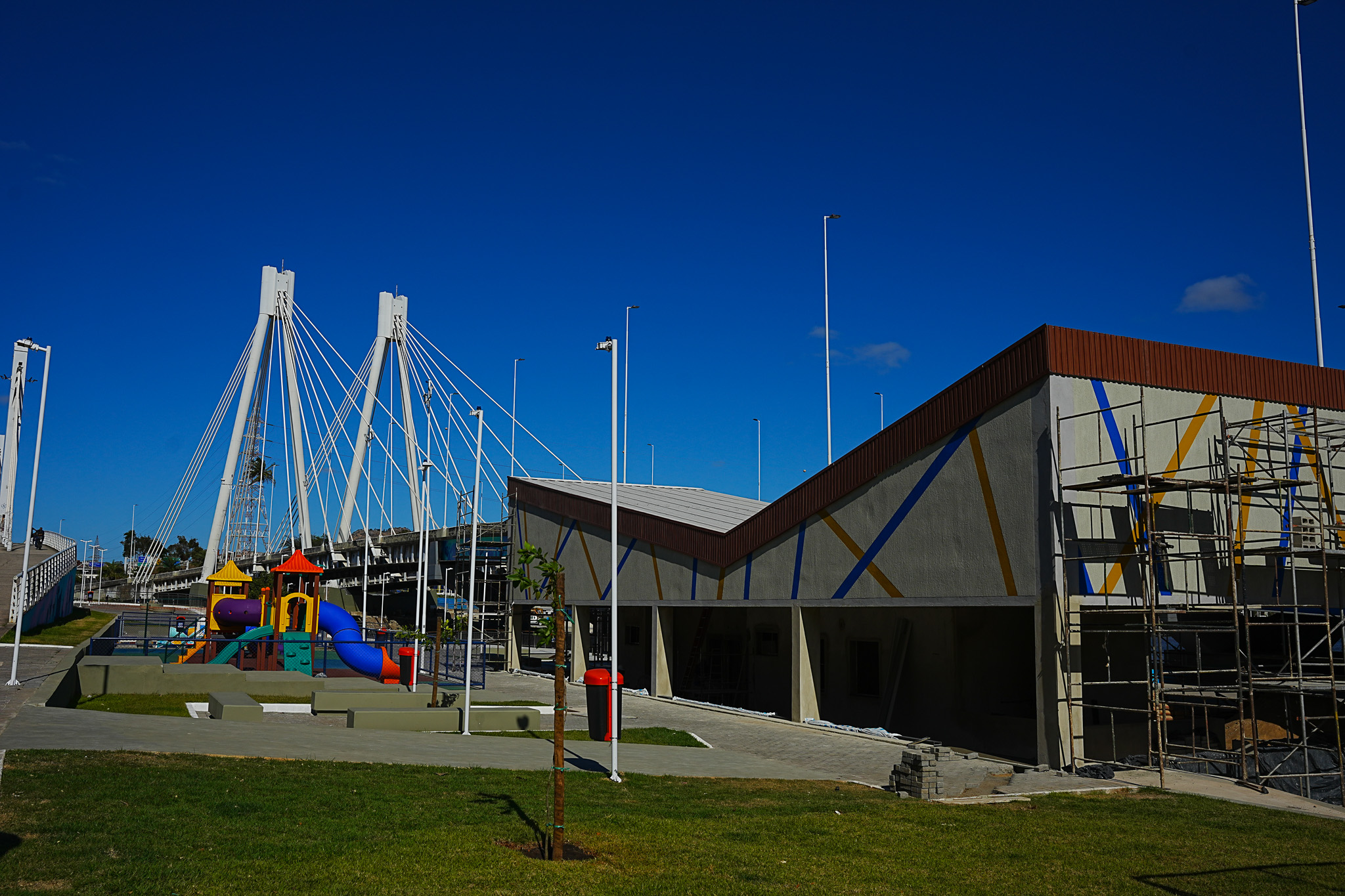 Obras embaixo e no entorno da Ponte da Passagem