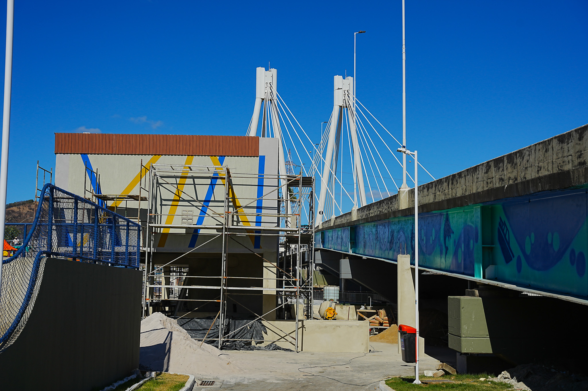 Obras embaixo e no entorno da Ponte da Passagem
