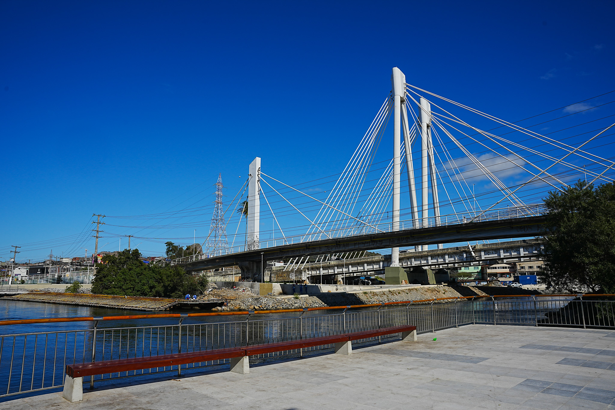 Obras embaixo e no entorno da Ponte da Passagem
