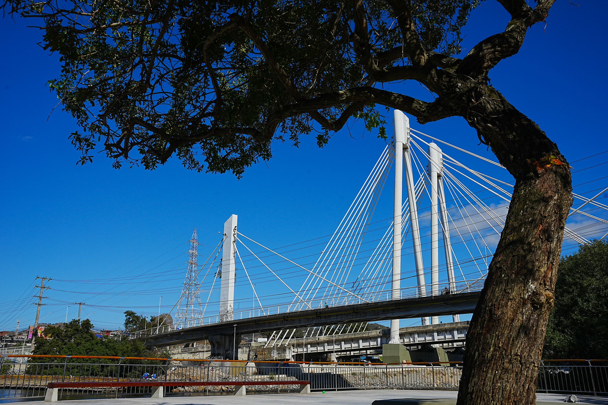 Obras embaixo e no entorno da Ponte da Passagem