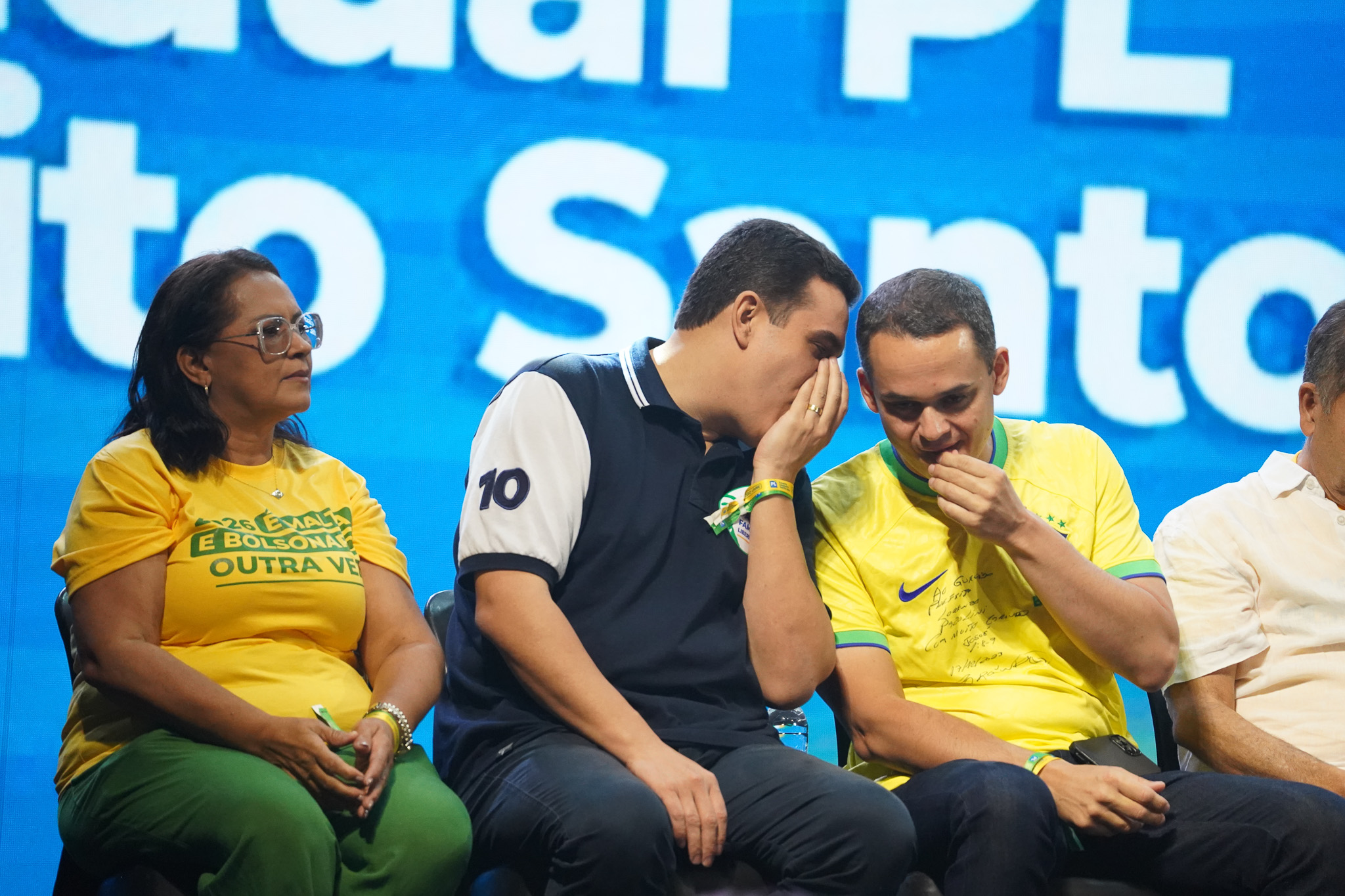 Erick Musso cochicha com Pazolini em evento com Flávio Bolsonaro (18/07/2026)