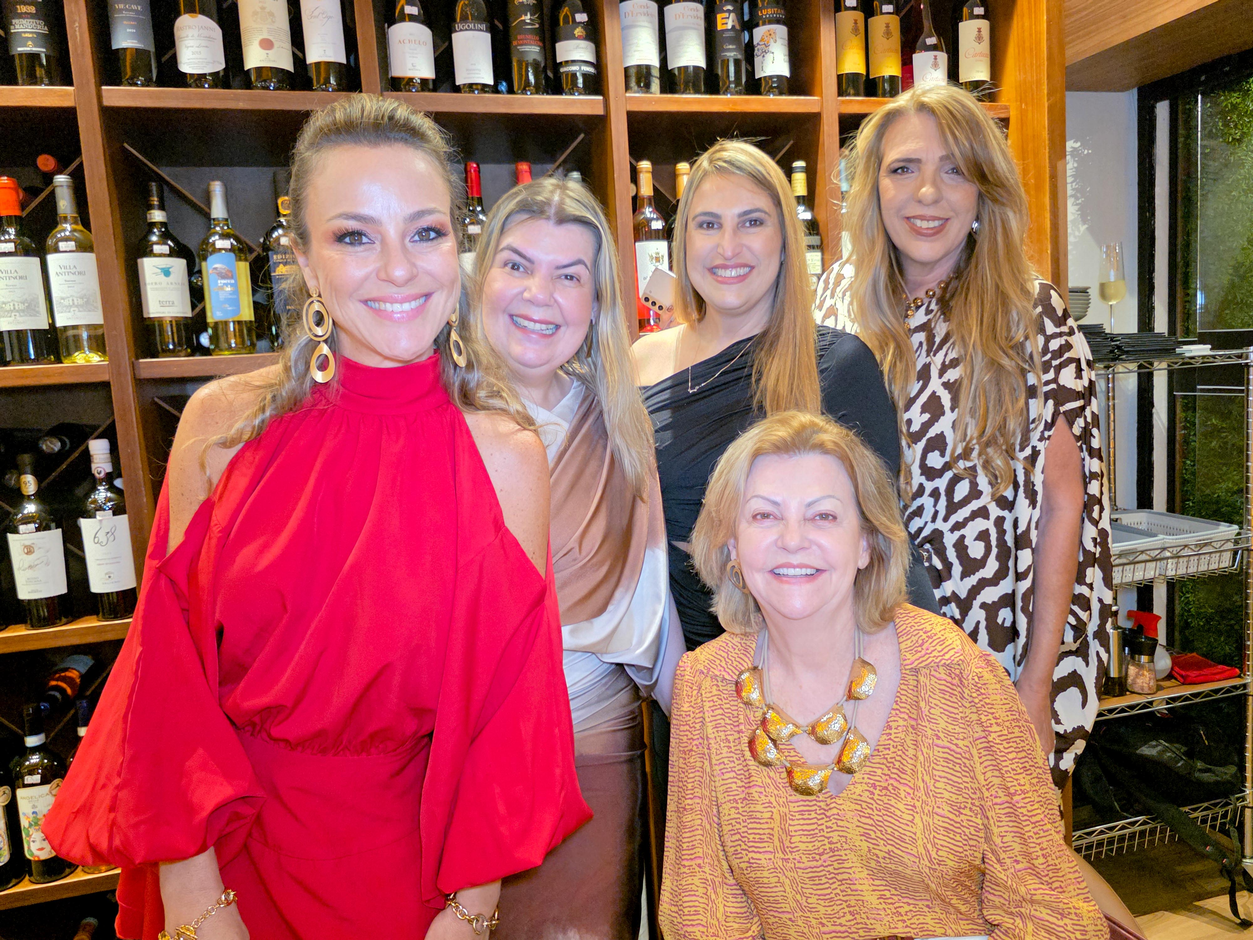Suellen Perdigão, Fernanda Prates, Cyntia Scardua, Adriana Leal e Carmen Prates