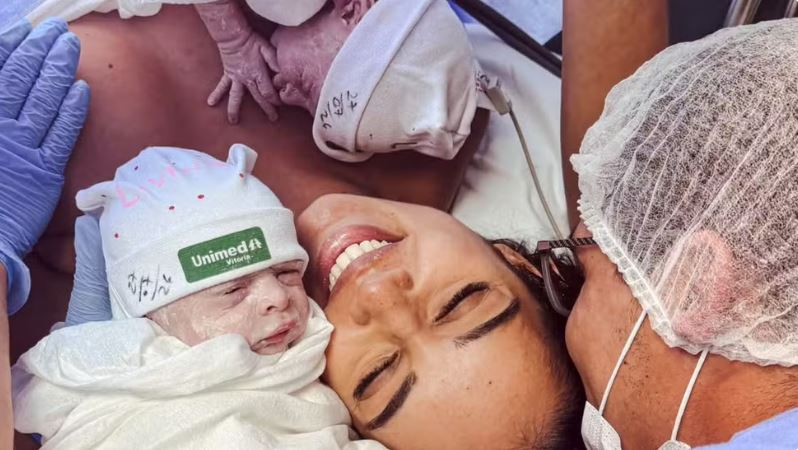 Gêmeos Levi e Lavínia nasceram no dia 27 de julho, em uma maternidade de Vitória