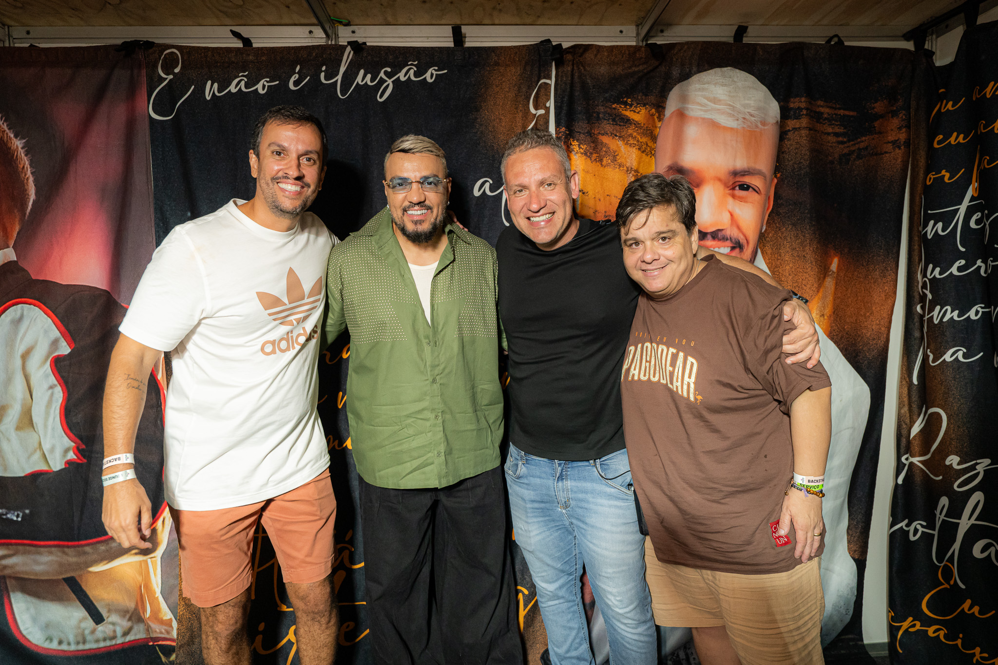 O cantor Belo entre os produtores Marcio Ribeiro, Mateus Carvalho e Toninho Boechat