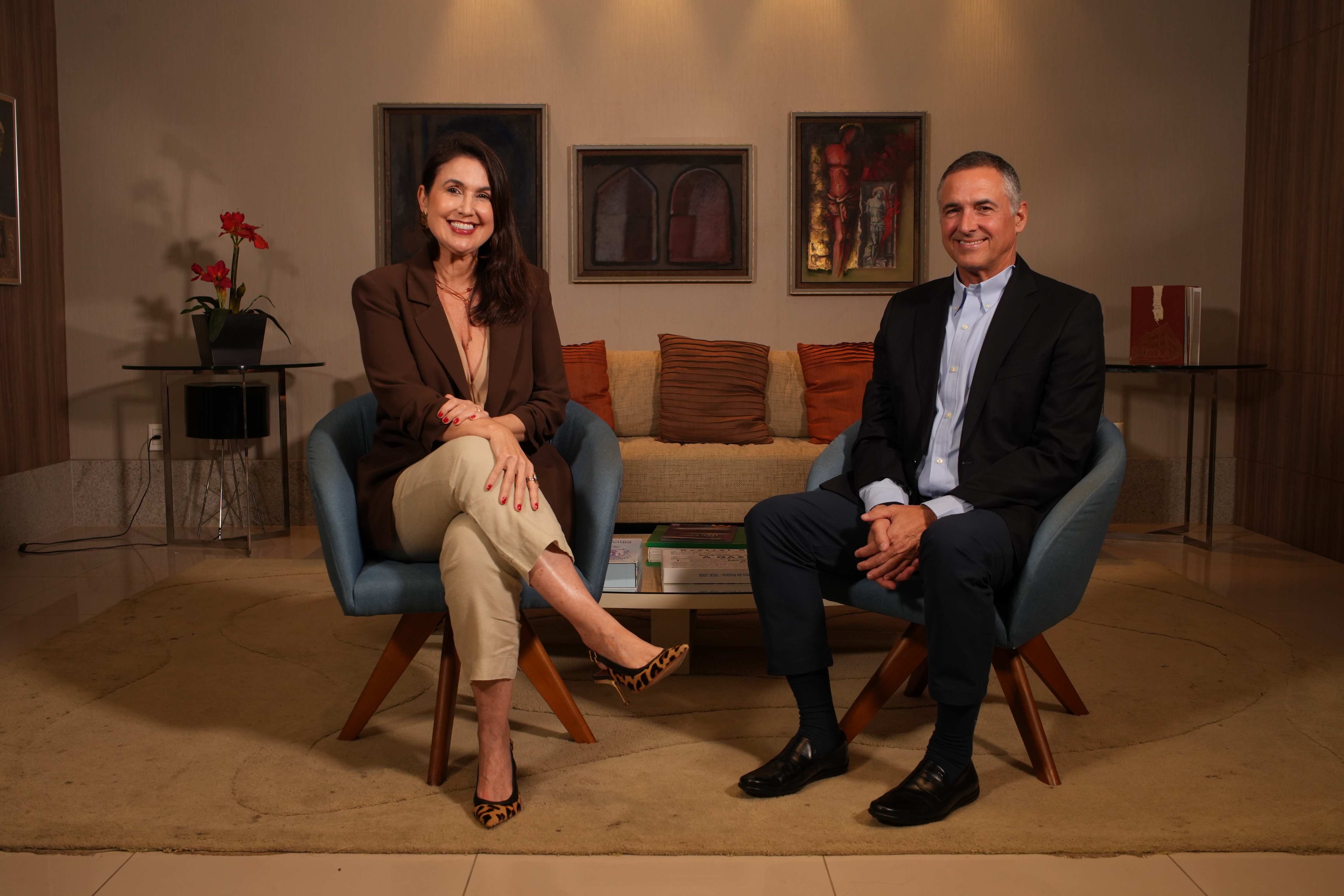 A jornalista Renata Rasseli e o presidente da Rede Gazeta, Carlos Fernando Monteiro LIndenberg Neto, o Café.