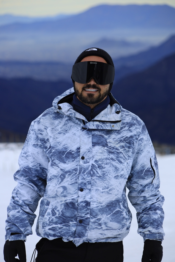 O produtor de eventos Wérliton Machado em clima de inverno nas montanhas chilenas.