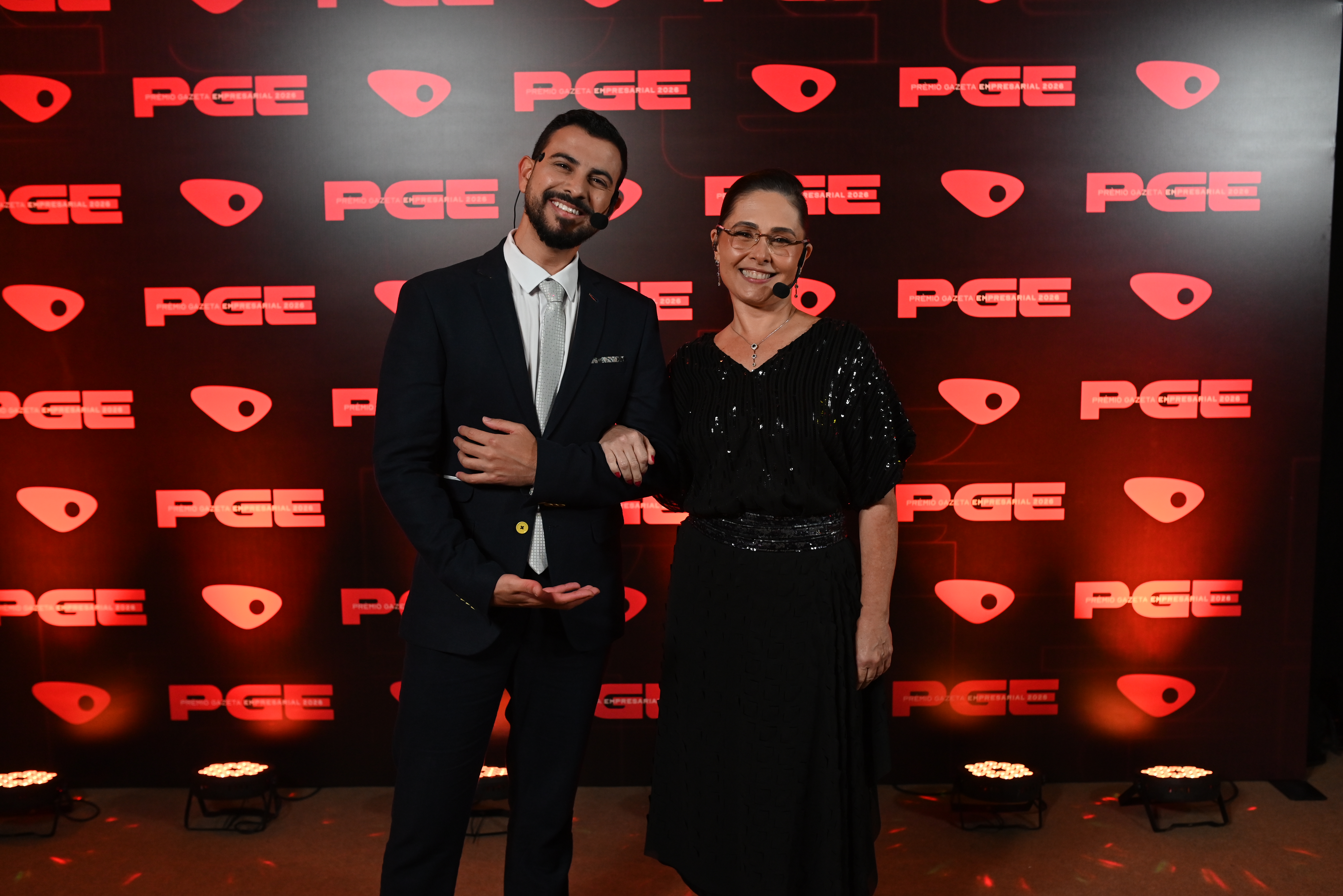 Os apresentadores do PGE Linhares Will Loyola e Daniela Abreu