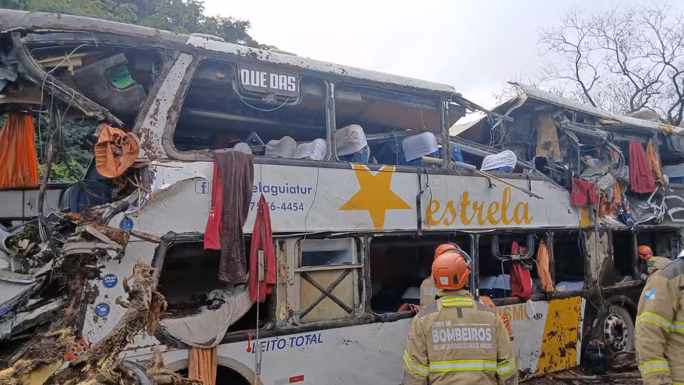 Tombamento de um ônibus em Petrópolis, na Região Serrana do RJ