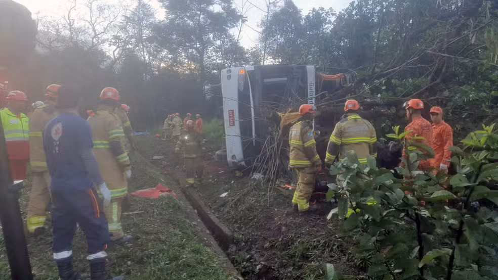 Ônibus tombou na descida da serra da BR-040