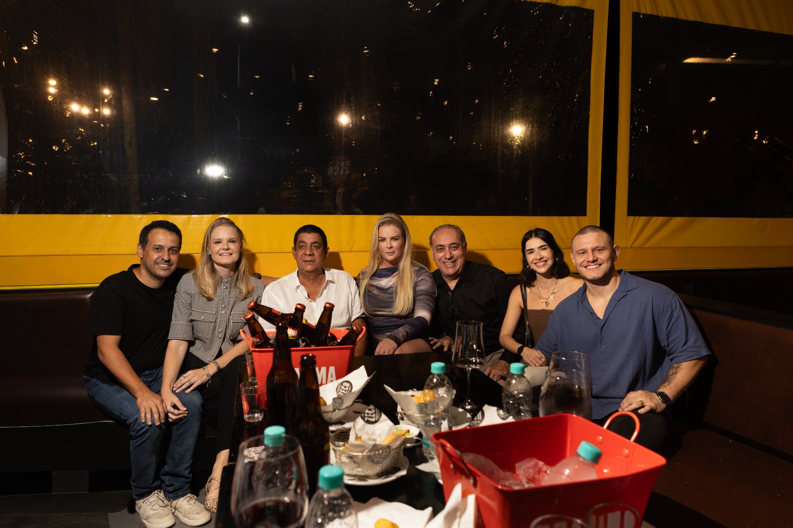 Zeca Pagodinho com os colaboradores no Bar do Zeca, no Shopping Mestre Álvaro, na Serra