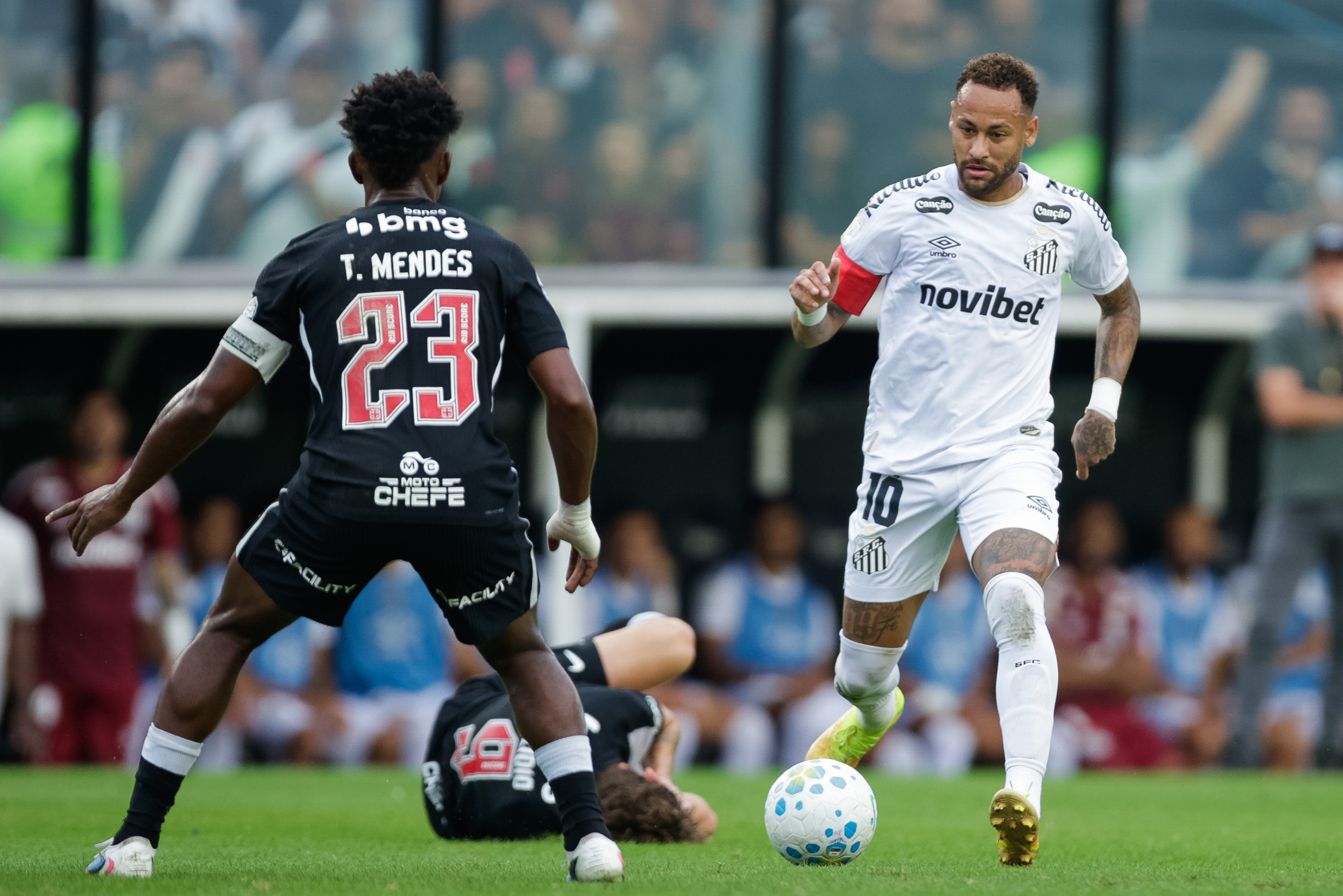 Neymar e Thiago Mendes, na vitória do Santos por 3 a 0 contra o Vasco