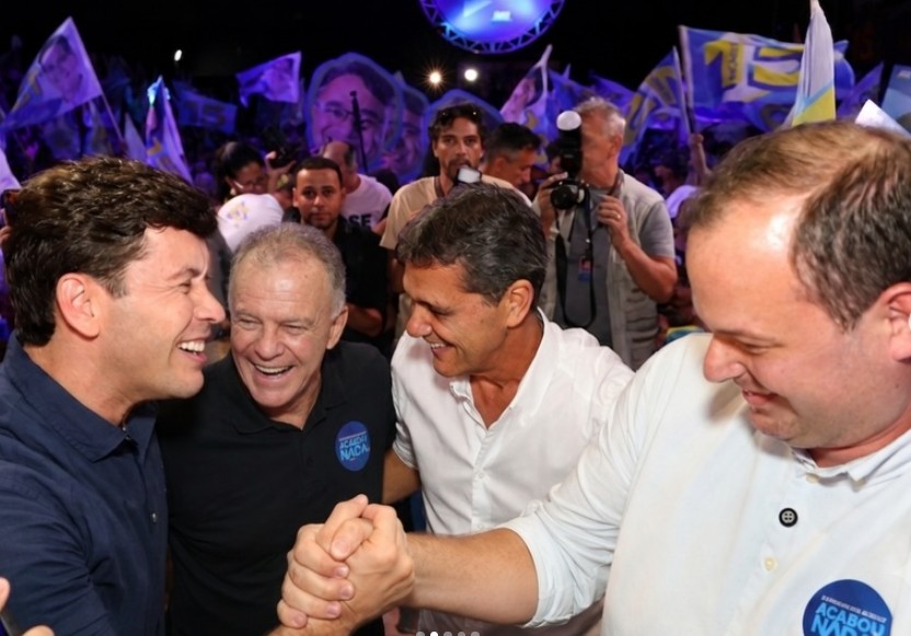 Arnaldinho e Victor Linhalis se cumprimentam na convençaõ do PSDB-ES (29/07/2026)