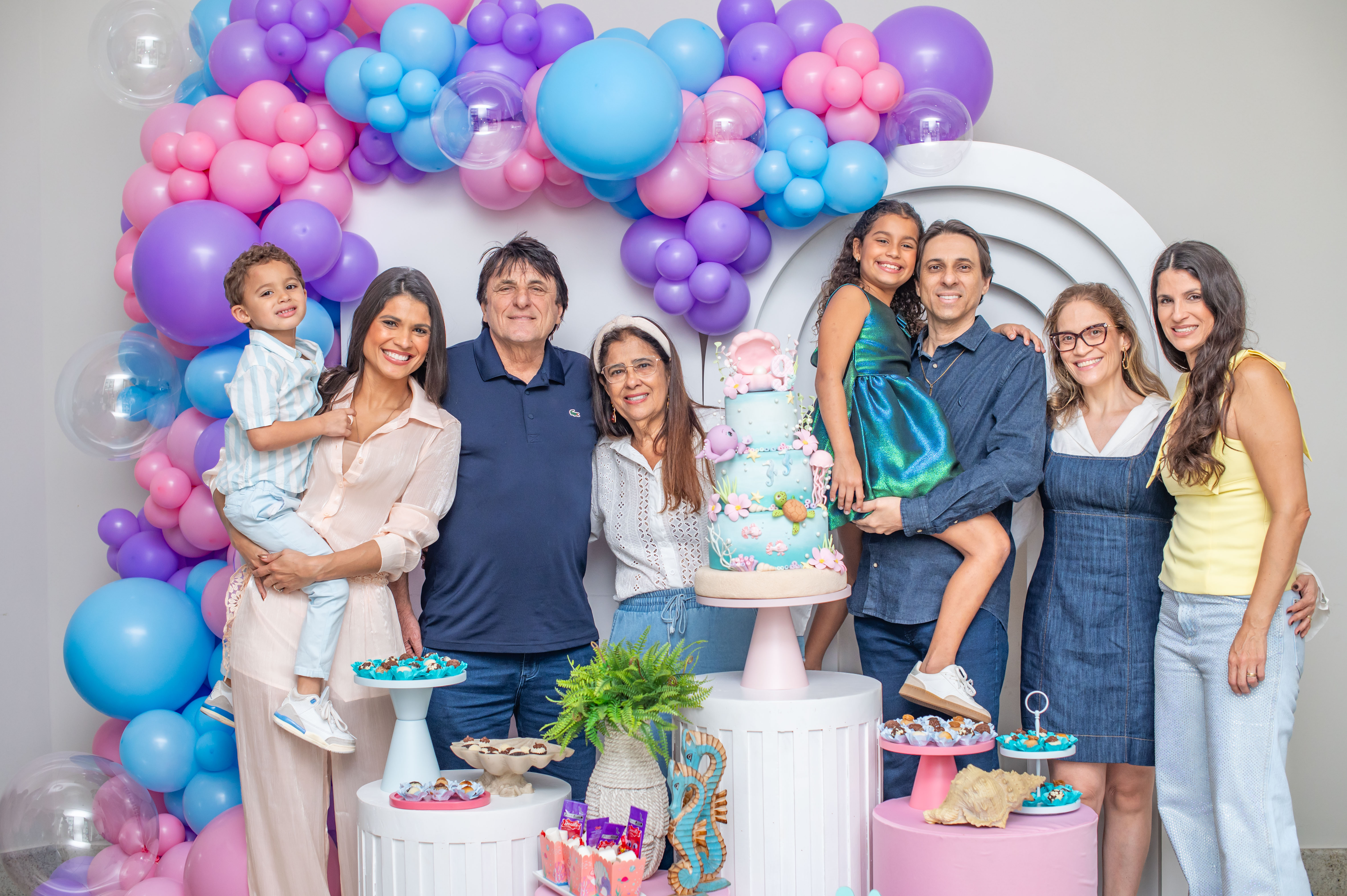 Os avós da Duda, Antônio e Marilda Perovano, a mãe Ariane, os padrinhos da Duda que são os irmãos da Ariane, Lurdinha e Ricardo, juntamente com a esposa Renata e o filho da Ariane, João Pedro