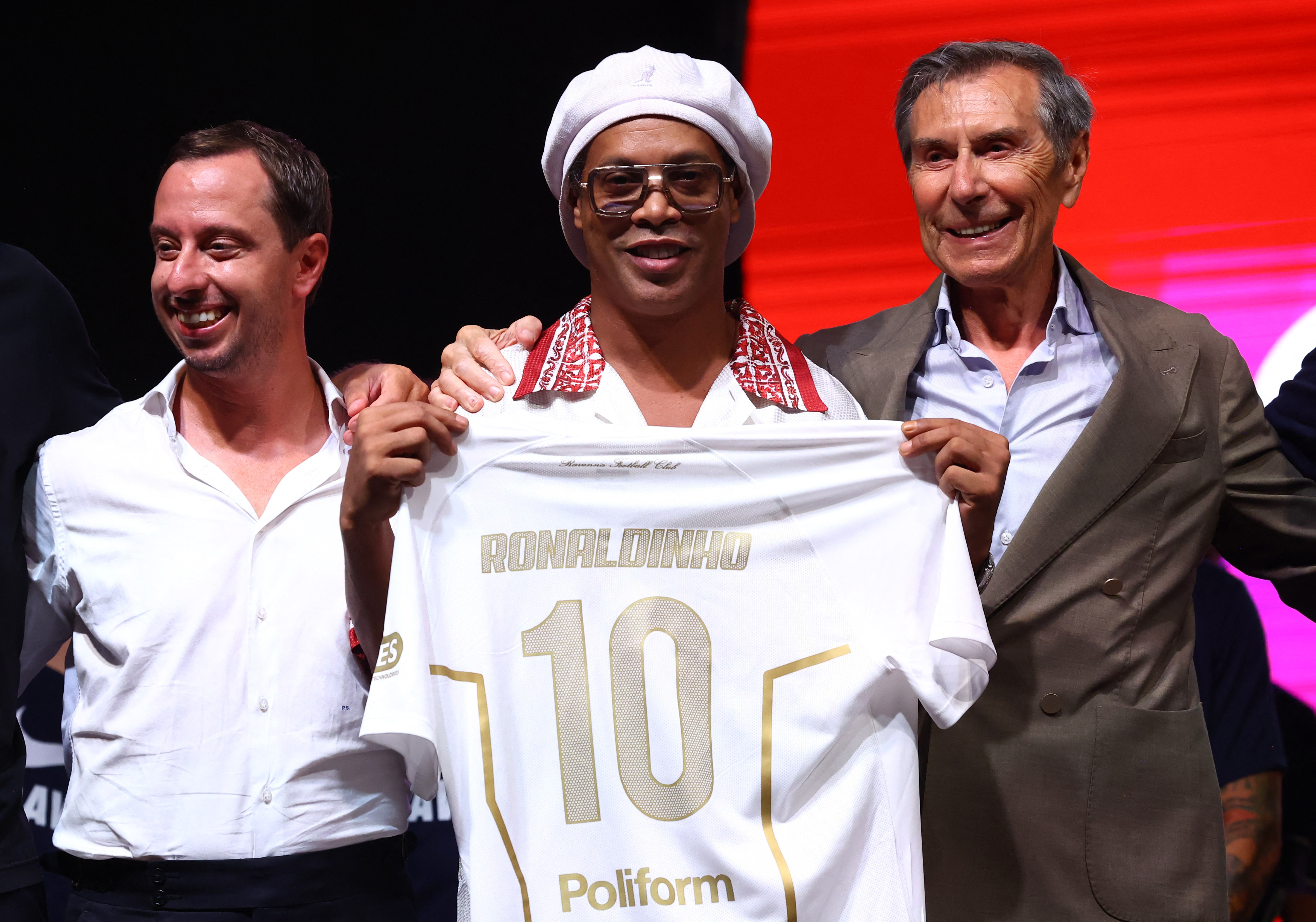 Ronaldinho é apresentado na Itália: 'Vou jogar? Não sei, só o técnico sabe'