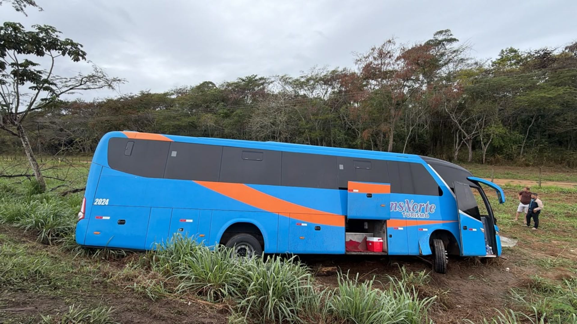 O ônibus saiu de Nova Venécia com destino a Vila Velha. Os passageiros participariam de uma excursão ao Convento da Penha