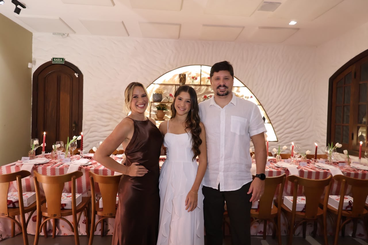 Rachel Pires, CEO da Nuvem Sublimação, aparece ao lado do marido, Fernando Aquino, e da filha, Maria Clara