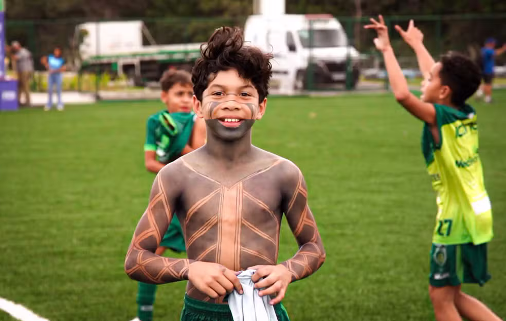 Bryan Pereira, descendente de Tupiniquim e jogador de futebol do Porto Vitória Sub-11