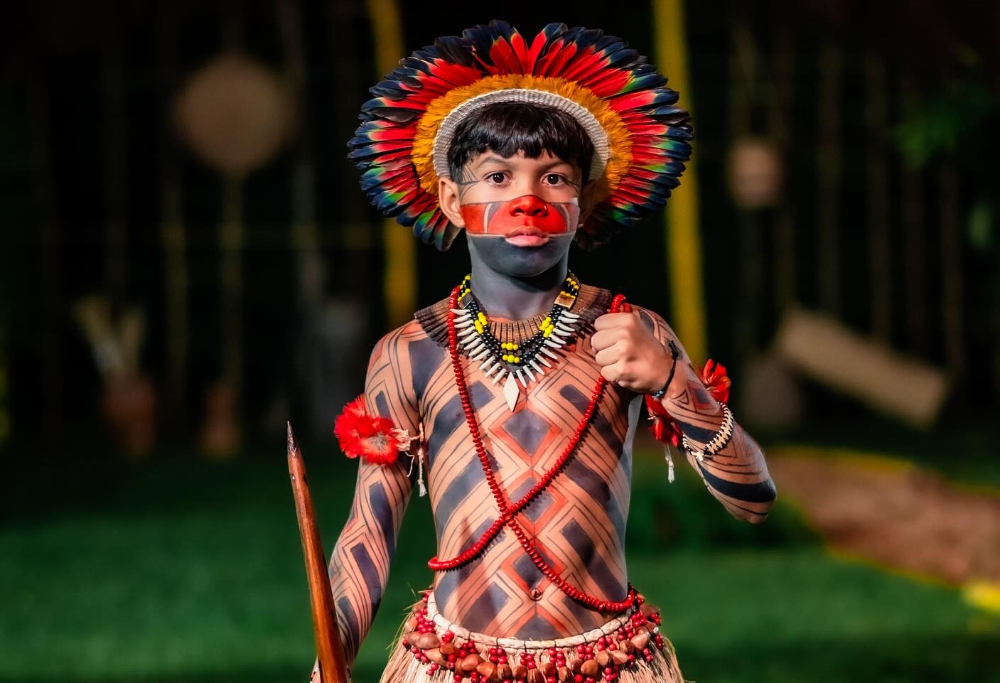 Bryan Pereira, descendente de Tupiniquim e jogador de futebol do Porto Vitória Sub-11, quando conquistou o primeiro lugar no Desfile Kurumins 2025