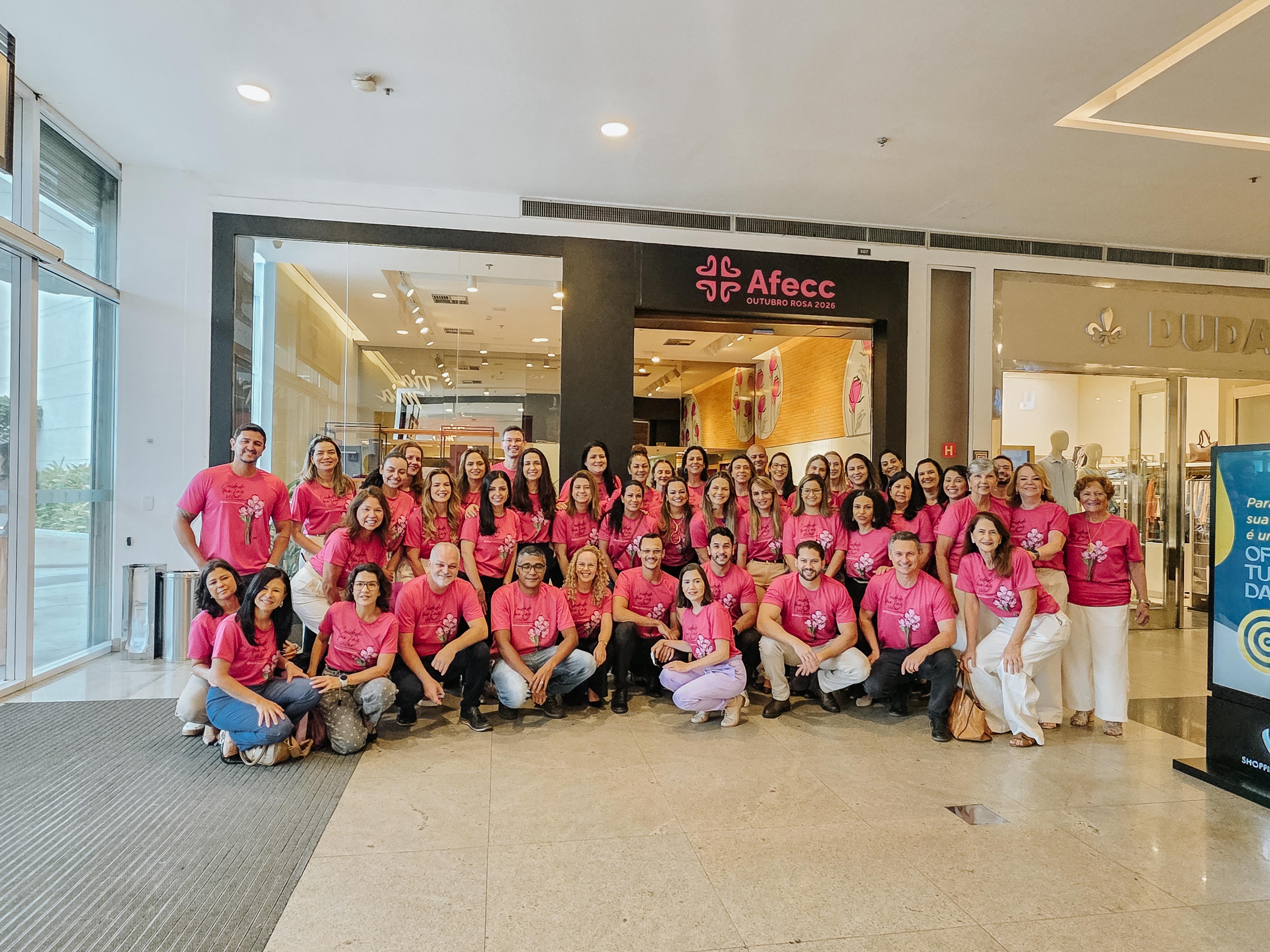 Equipe da loja do Outubro Rosa 2026
