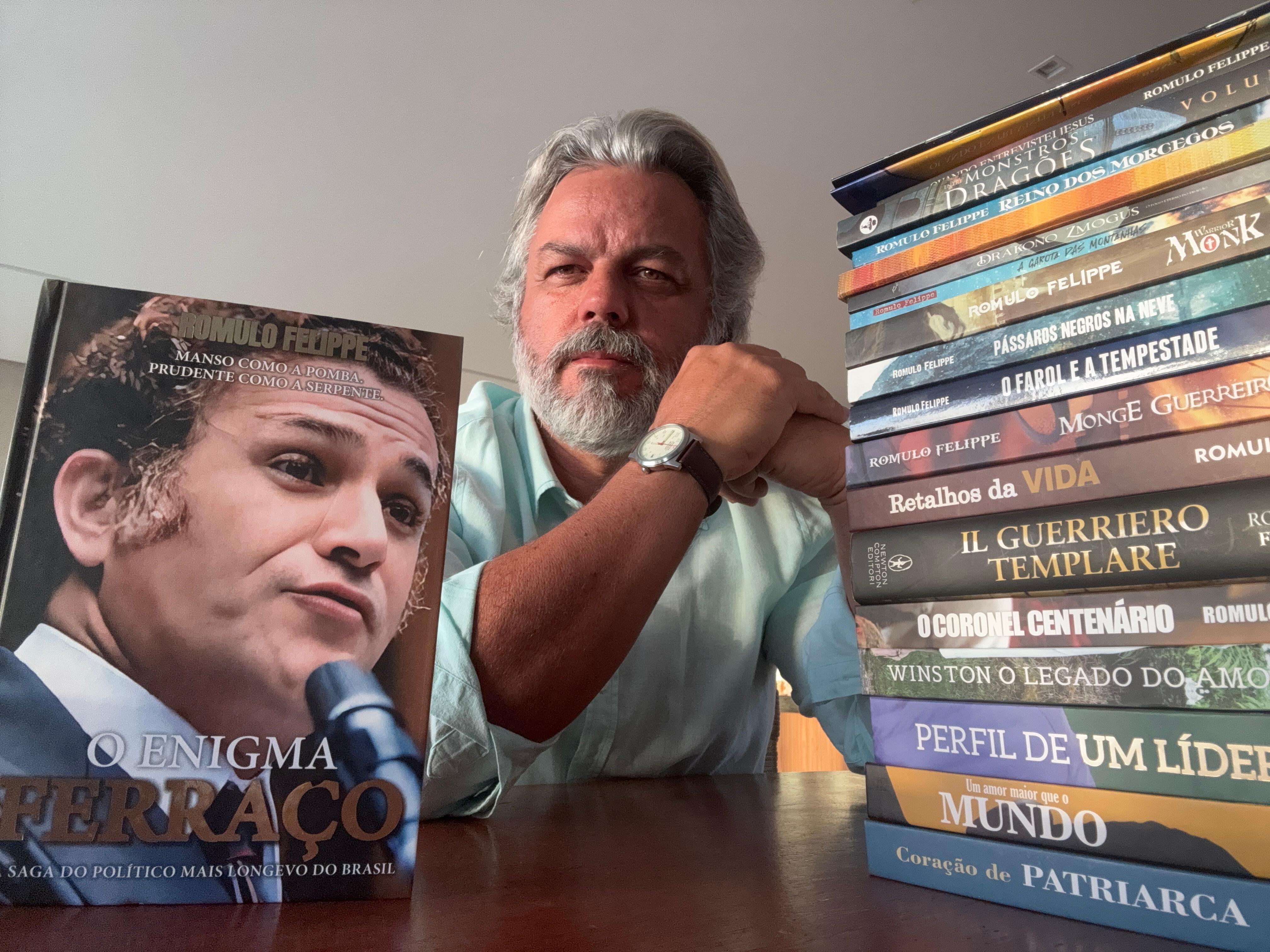 Romulo Felipe junto de alguns dos livros que escreveu, inclusive a biografia de Theodorico Ferraço