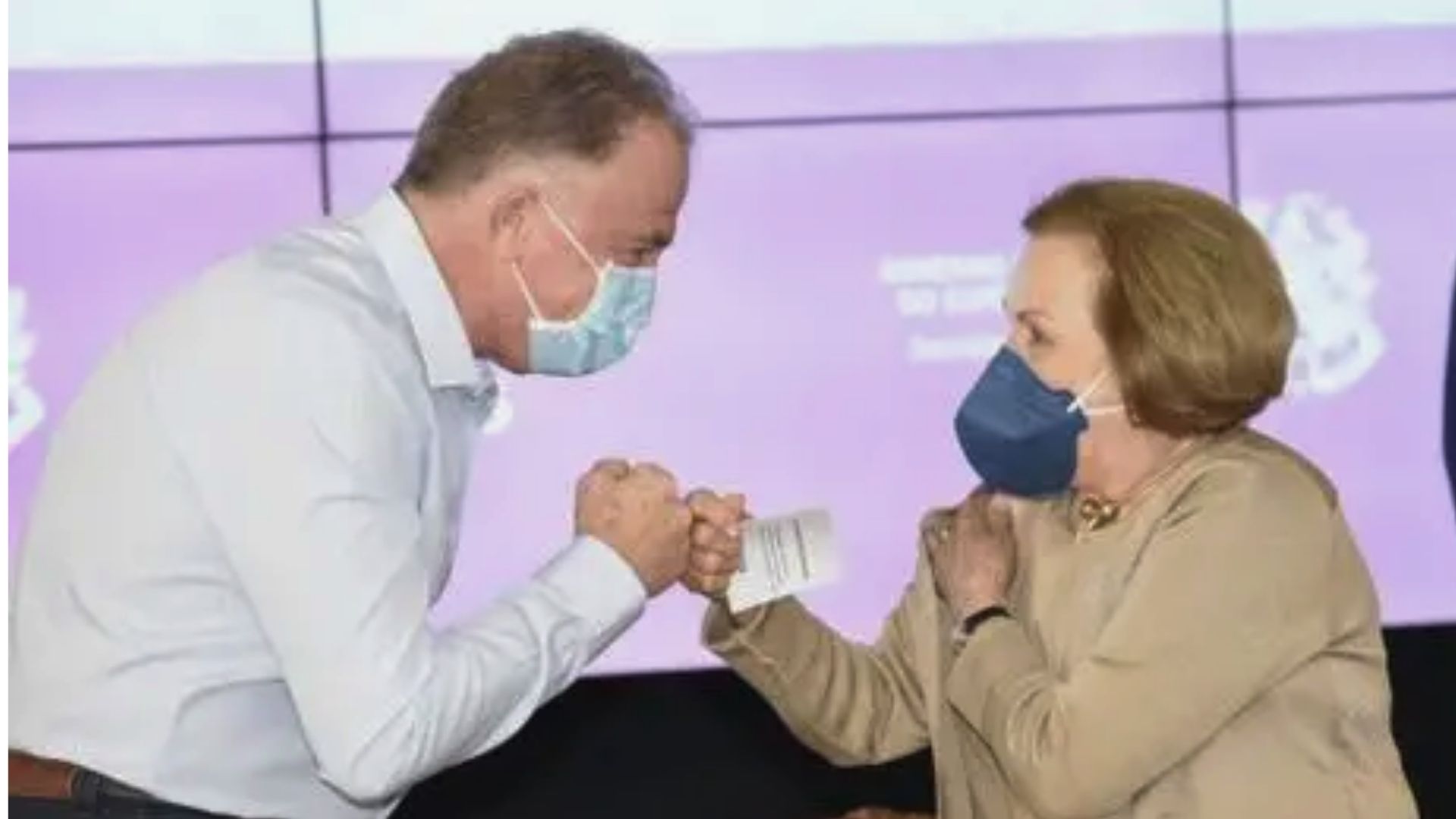 Hilda Cabas comemora vacinação contra a Covid-19 com o governador Renato Casagrande