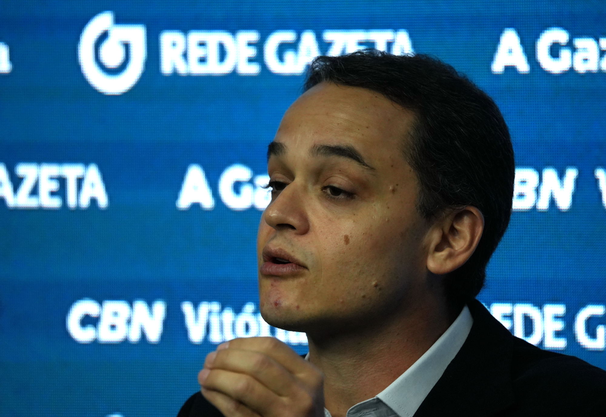 O ex-prefeito Lorenzo Pazolini participando da sabatina realizada por A Gazeta e CBN