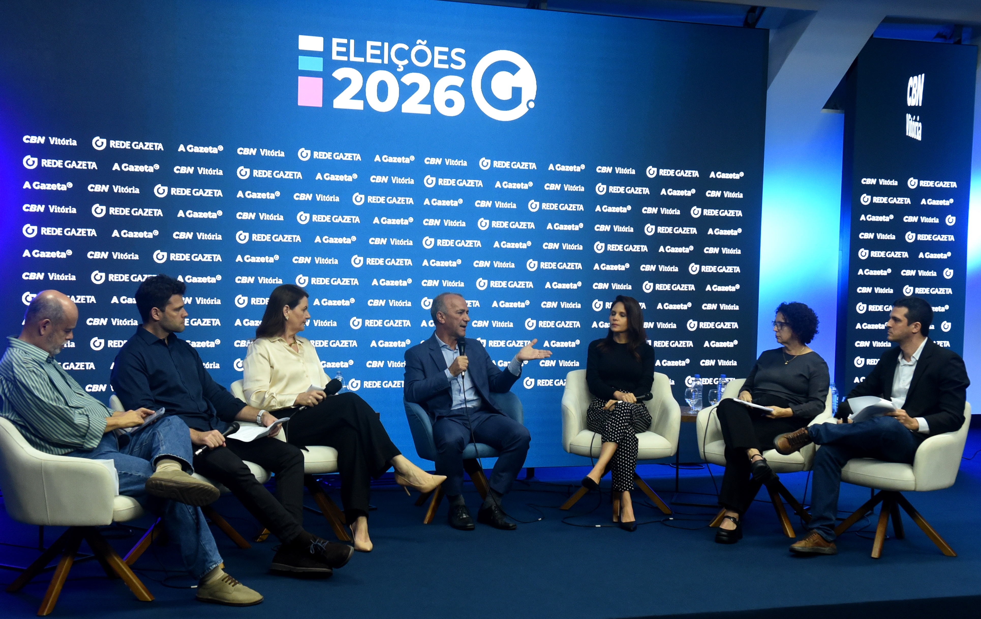 Helder Salomão, candidato ao governo do Espírito santo, durante sabatina de A Gazeta e CBN Vitória. (Da Esq.p/dir.) Os jornalistas Leonel Ximenes, Abdo Filho, Fernanda Queiroz, Leticia Gonçalves, Vilmara Fernandes, e Vitor Vogas.