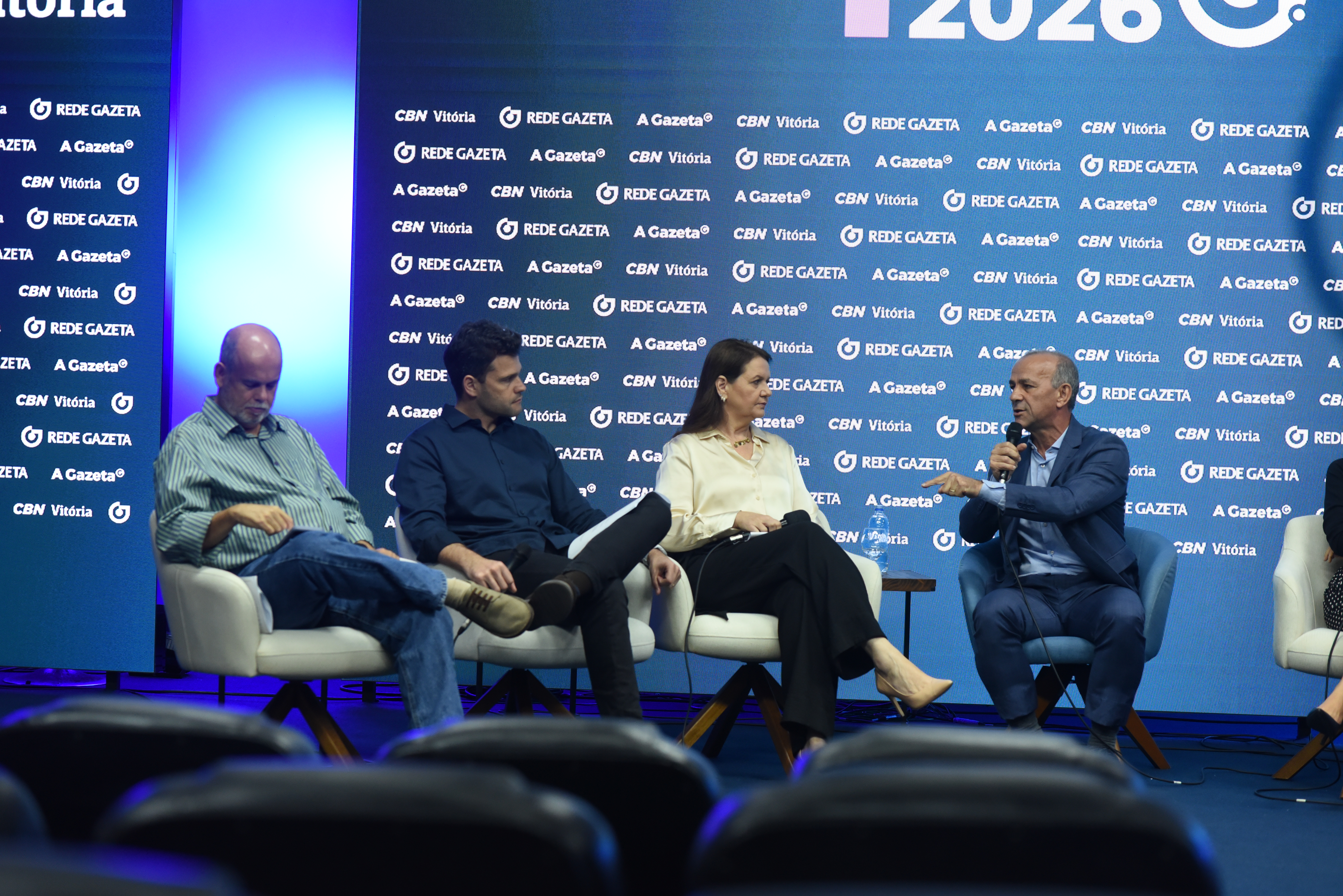 Helder Salomão, candidato ao governo do Espírito santo, durante sabatina de A Gazeta e CBN Vitória. (Da Esq.p/dir.) Os jornalistas Leonel Ximenes, Abdo Filho, Fernanda Queiroz.