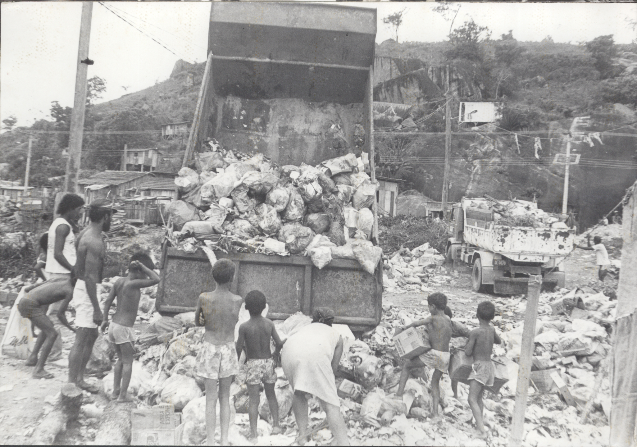 Caminhões jogando lixo no Bairro São Pedro, em 1987