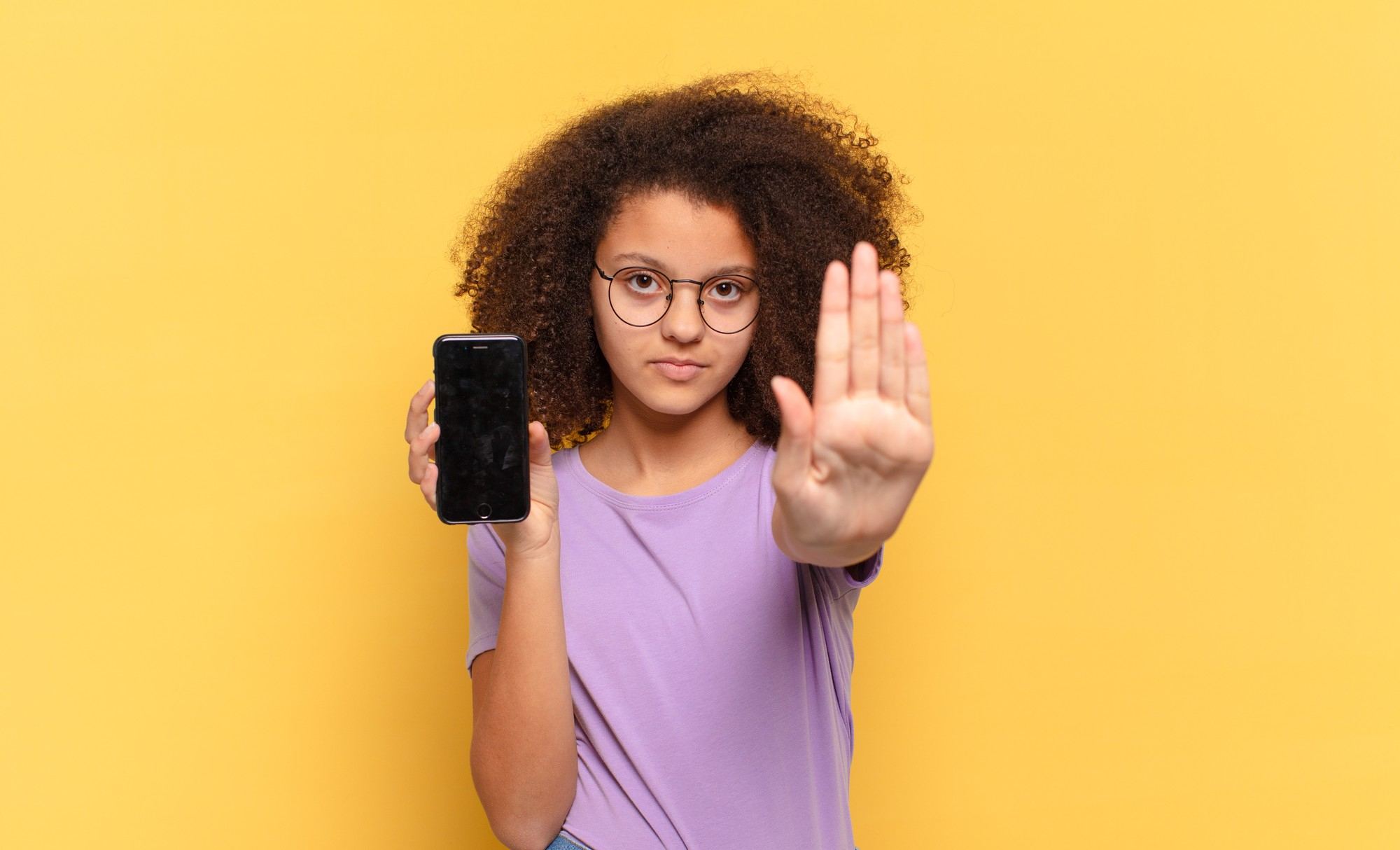 Uso de celular em sala de aula está restrito a atividades pedagógicas desde janeiro de 2025