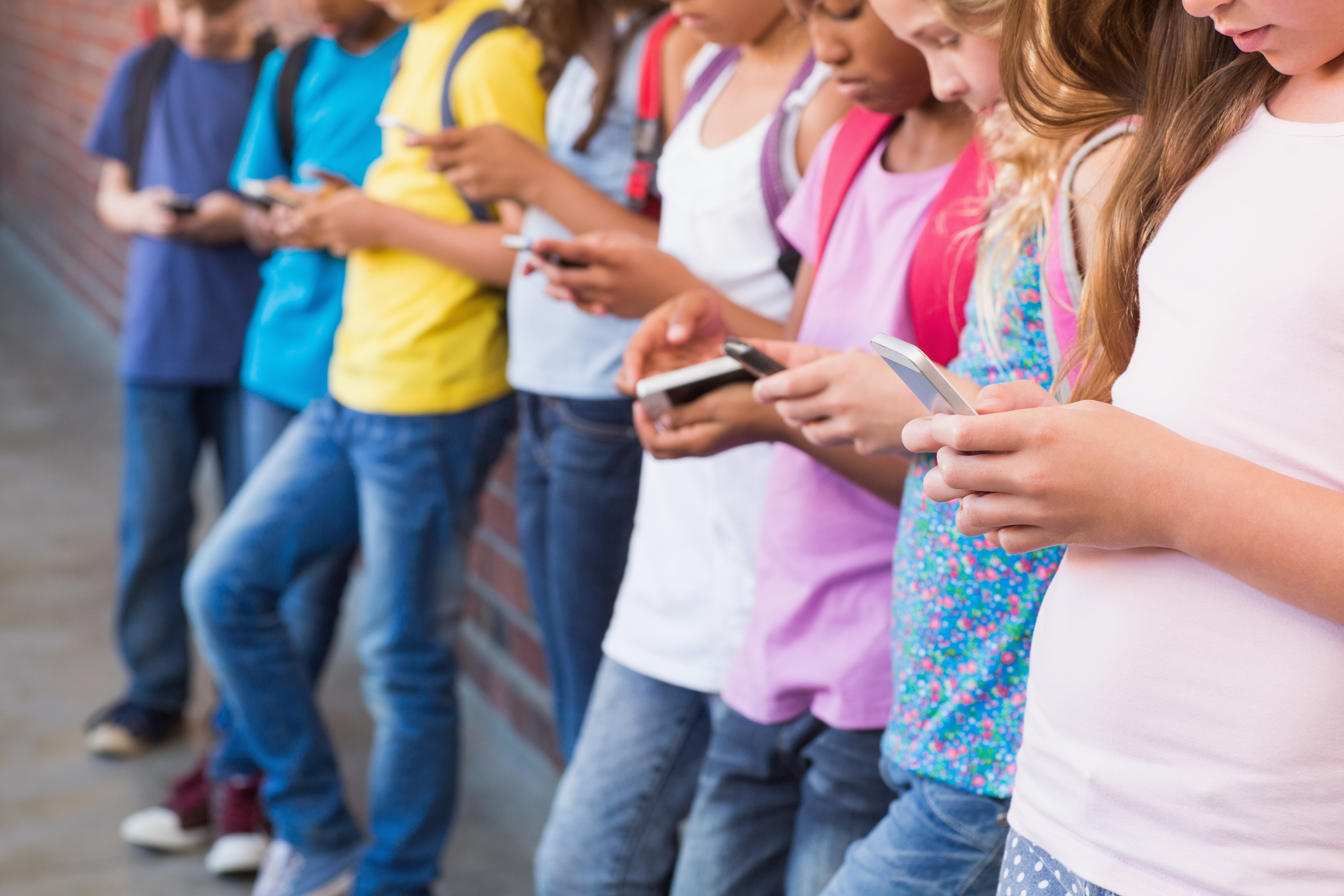 crianças com celular; uso de celular