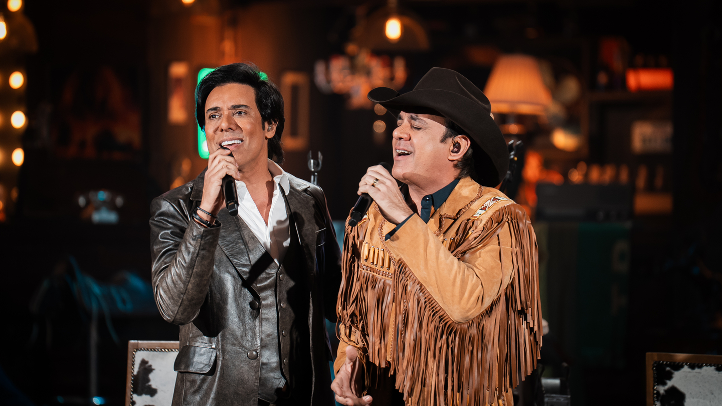 A dupla Guilherme & Santiago sobe ao palco às 22h
