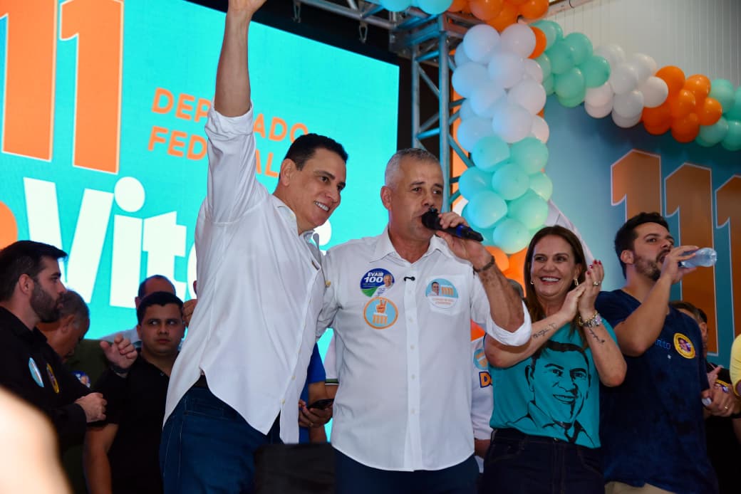 Da esquerda para a direita: Da Vitória, Evair de Melo, a esposa de Da Vitória e Camillo Neves (bebendo água)